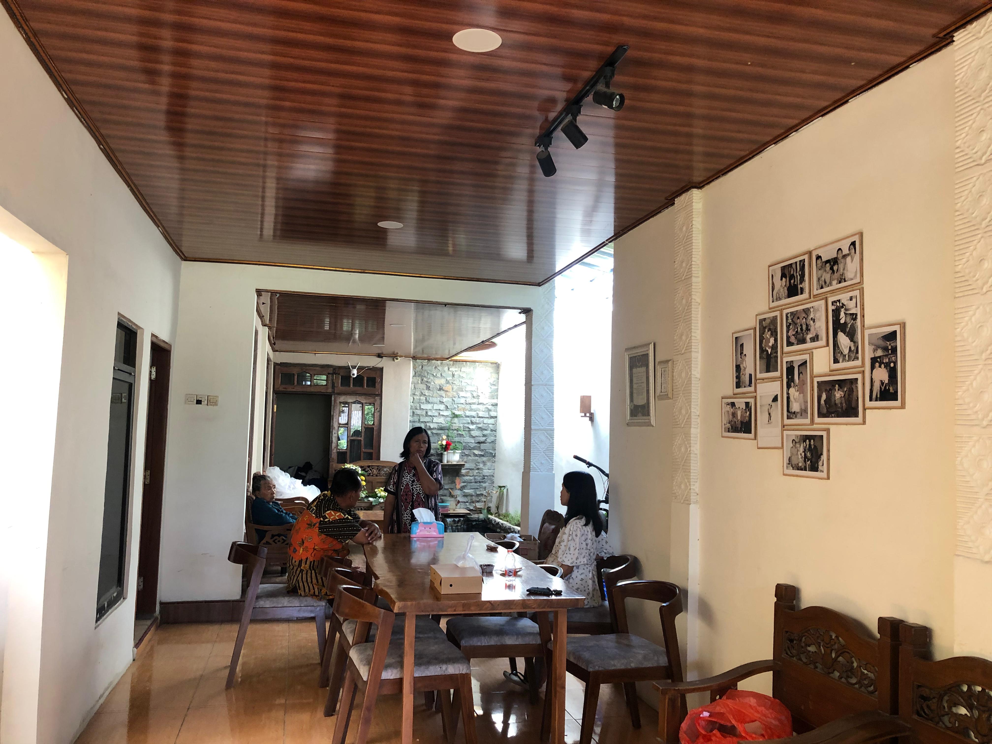 Homestay lereng utara Gunung Lawu — ruang makan keluarga Home Stay Bu Elly